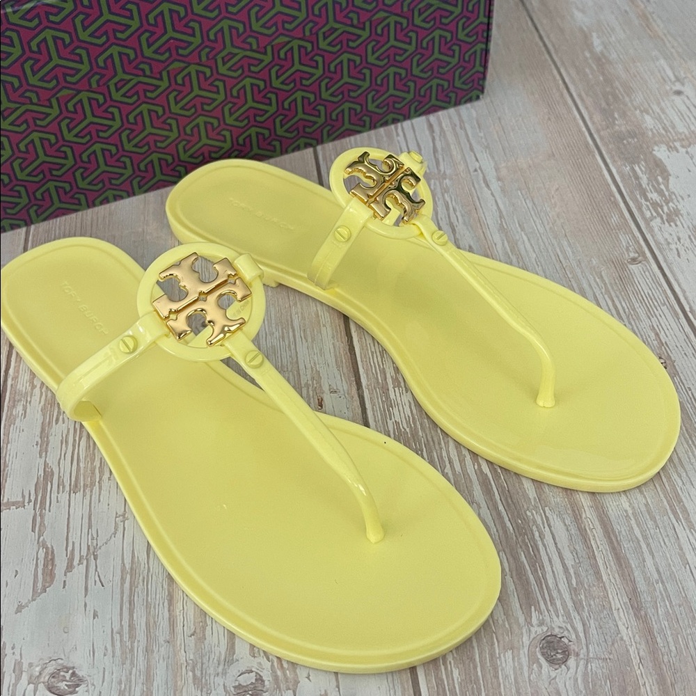 TORY BURCH New, Authentic mini miller flat thong yellow gold logo sz 9 shoes